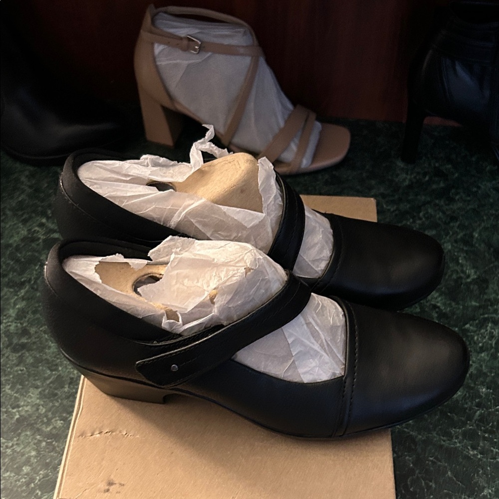 Clarks Black Leather Heels - Picture 3 of 5